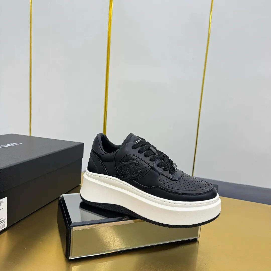 👟👟Ex-factory price 600👟👟 Upgraded version, upgraded version, upgraded version! No rebuttal accepted! ! ! ! Chanel Chanel panda shoes! 2025 counter's top casual sports shoes. This classic design; the upper is electro-embroidered with a variety of techniques; the outsole is fashionable and sporty; the unusual inclusion of a variety of color matching elements... The diversified mix and match is very good-looking and versatile, and can be used for leisure, fashion, sports, and outdoor... ꫛꫀꪝ Go➫ Materials: ❶Upper made of: original imported first-layer silk cowhide + original waterproof cloth + original first-layer cowhide ❷Inner lining: Original Yangli+Net ❸Outsole based on: Original TPU combination outsole Counter boutique packaging complete set for women 35–41 👉 👉